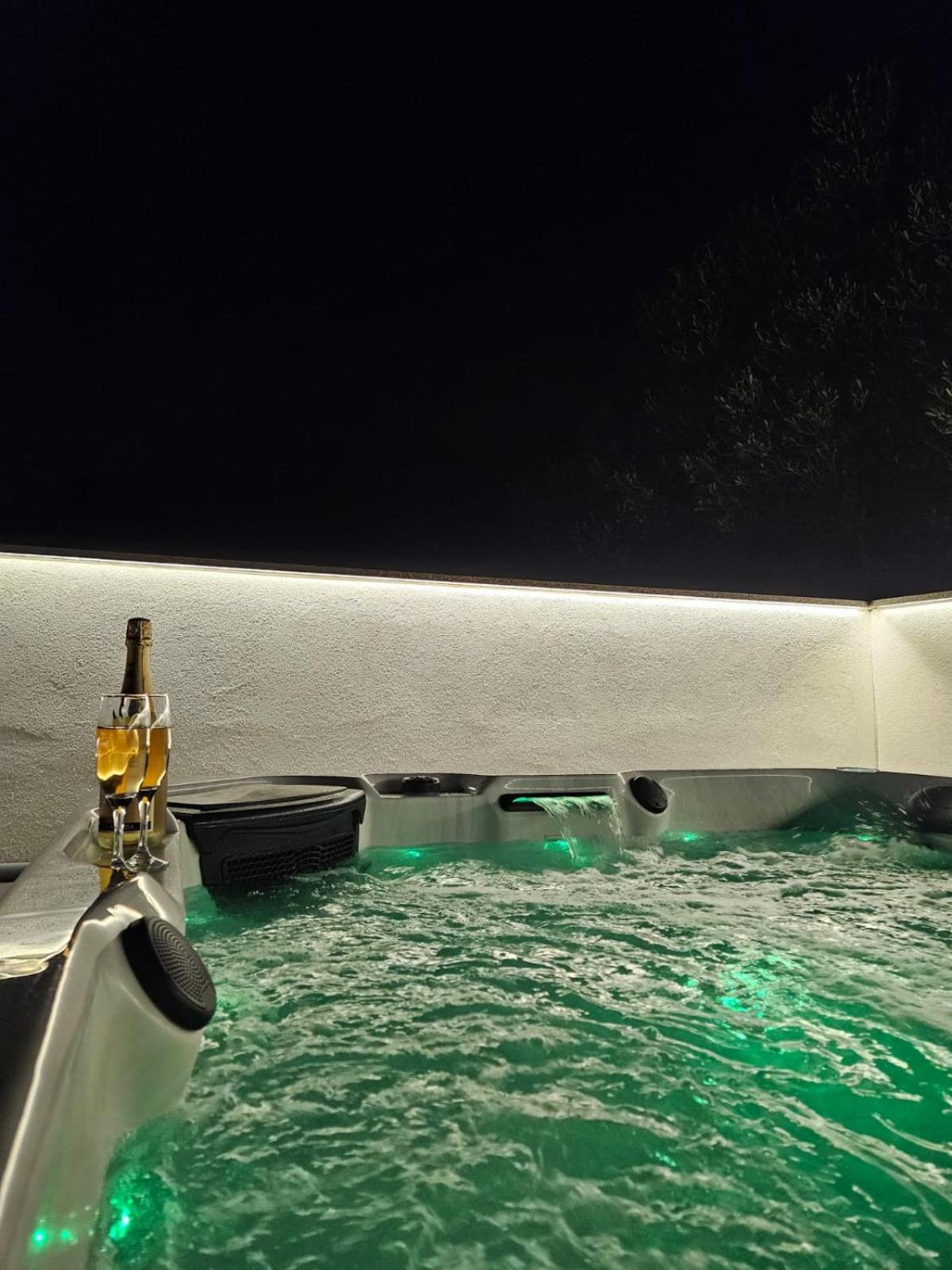 מאקרסקה Apartman Koko With Private Jacuzzi מראה חיצוני תמונה